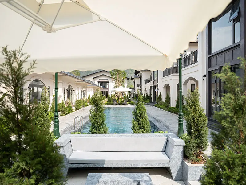 Không gian hồ bơi ngoài trời – Điểm check-in ‘triệu view’ tại Narci Resort